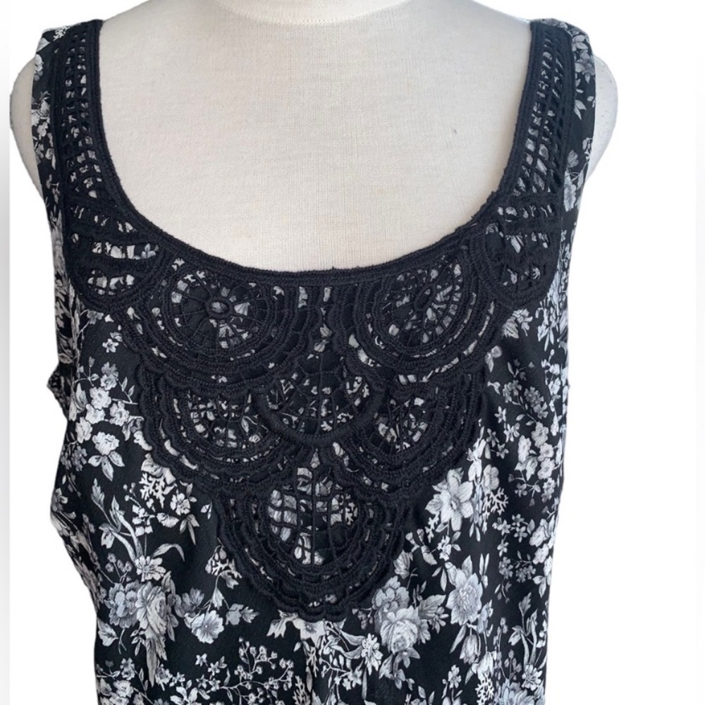 Laura Plus Floral Crochet Front Dress - Picture 4 of 8